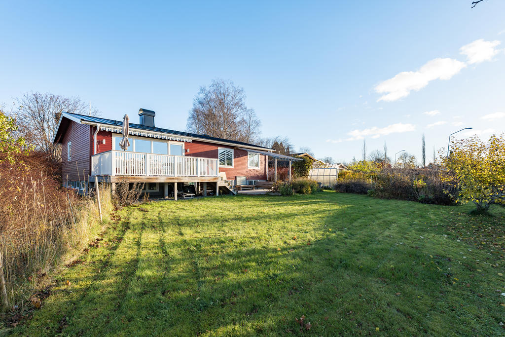Stor och härlig gräsyta för lek och spring 