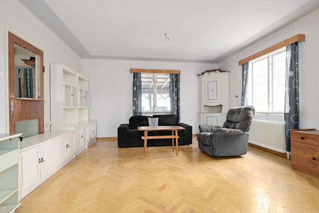 Vardagsrummet mot entre´sidan av huset
