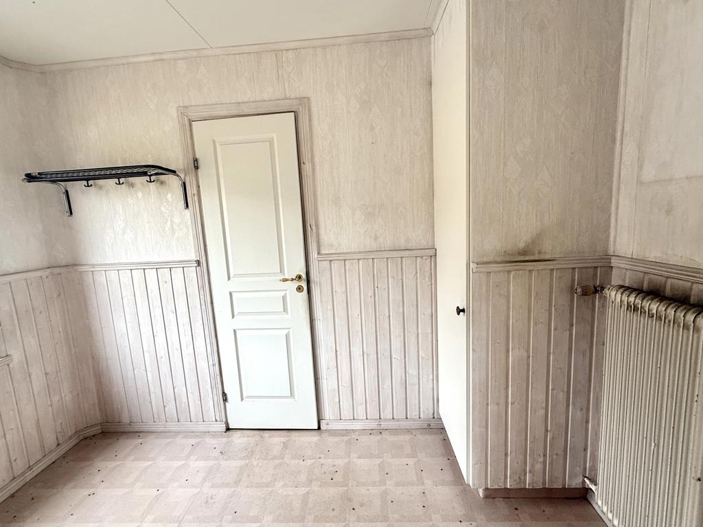Första anblick från huvudentrén.  Dörren rakt fram går in till badrummet. 
Till vänster finns en dörr ner till källaren. Direkt till höger finns ingången till köket. 
   