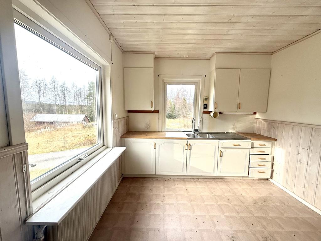 Från hallen nås köket. 
