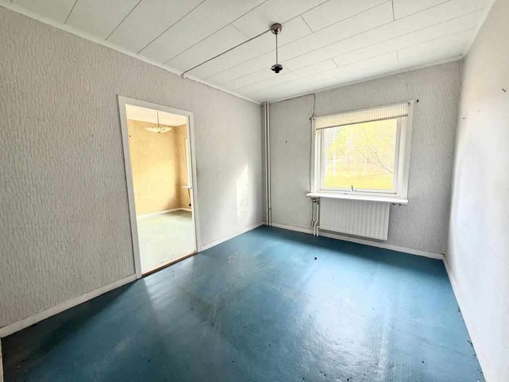 Rum i direkt anslutning till köket, med ingång till nästa rum på entrévåningen.