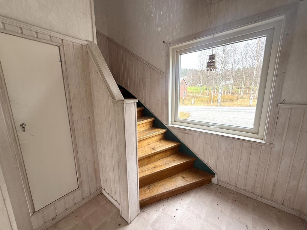 Hall. Trappa upp till övervåningen. Platsbyggd förvaring. 