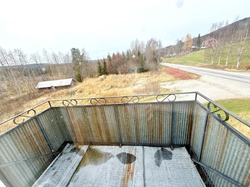Balkong, nås från korridoren på övervåningen bredvid trappen.