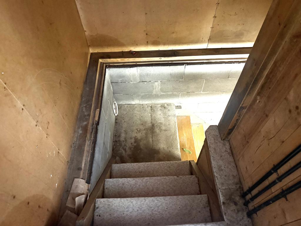 Från hallen på entrévåningen finns en dörr direkt till vänster som leder ner i källaren. 