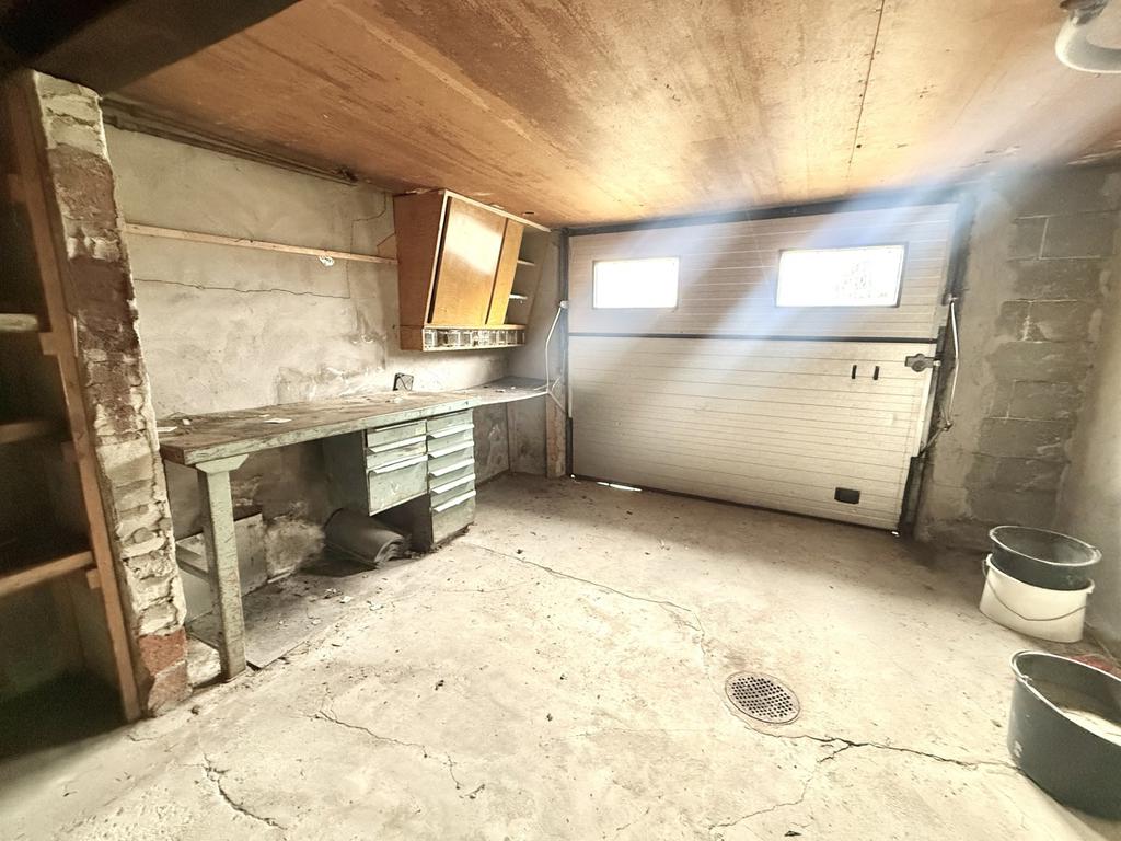 Källare samt garageport. 