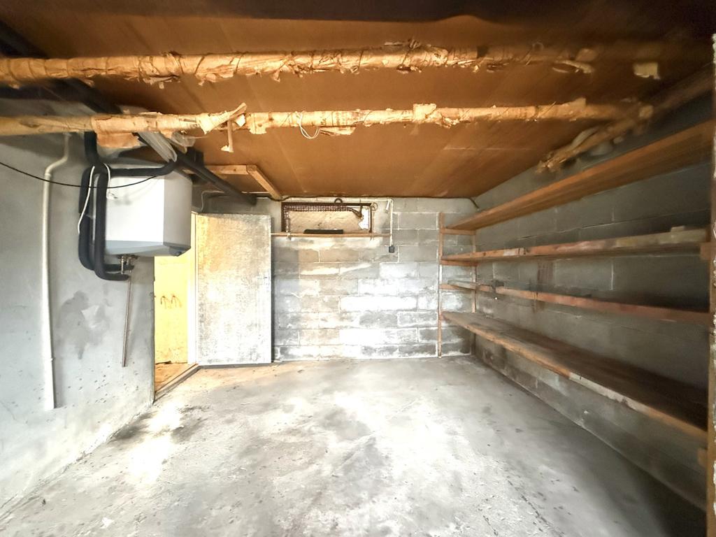 Garagedel i källare, bild tagen från garageporten. 