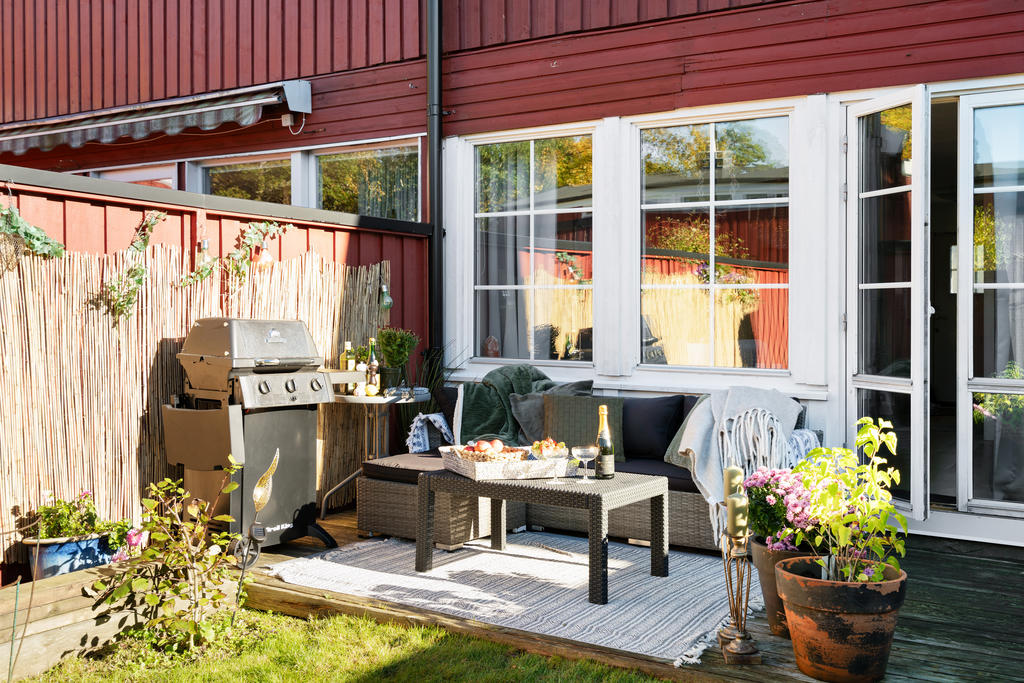Den generösa träaltanen blir en naturlig förlängning av vardagsrummet med plats för både loungemöbler och grillkvällar.