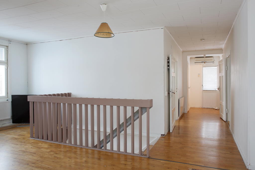 Trappavsats och vy mot sovrummen 