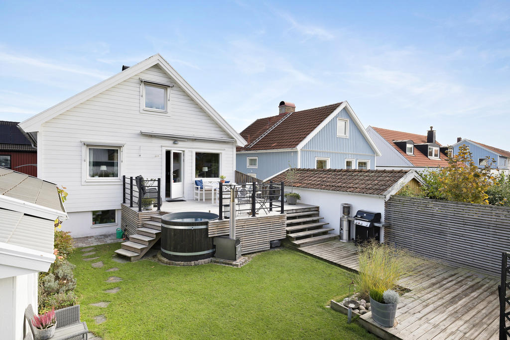 Trädgård med altaner i olika nivåer