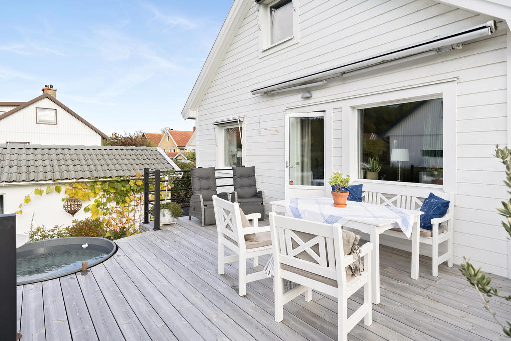 Uteplats bubbelbad och med plats för och matbord och solstolar