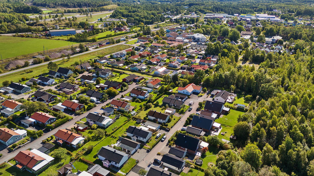 Vy mot centrum med livsmedelsaffär, bibliotek, skola, pizzeria, tågstation och bussstation
