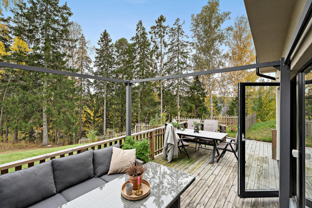 Stor altan med access till trädgården