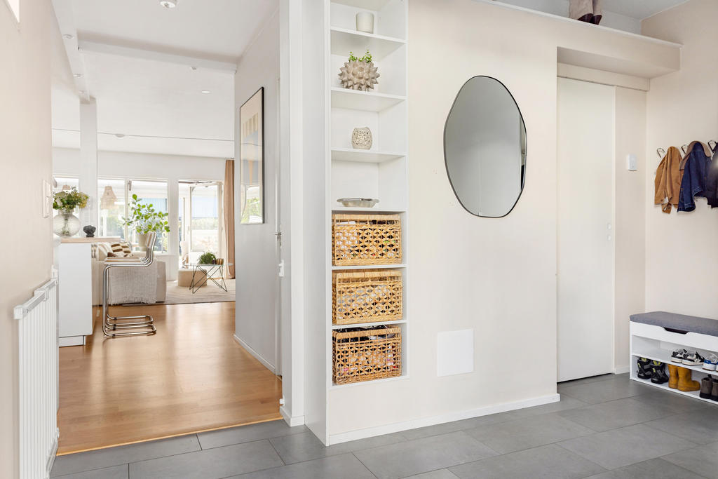 Rymlig hall med klinkers och golvvärme samt plats för ytterkläder och skor