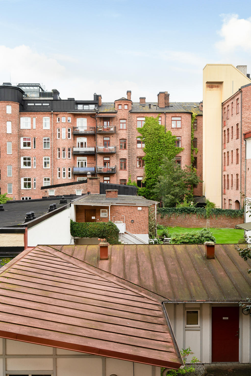 Utsikt från allrum mot gården