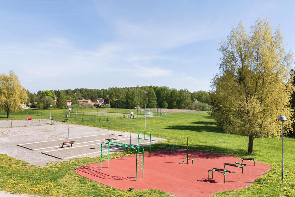 Utegym, boulebanor, fotbollsplan och hundrastgård i Borgenparken