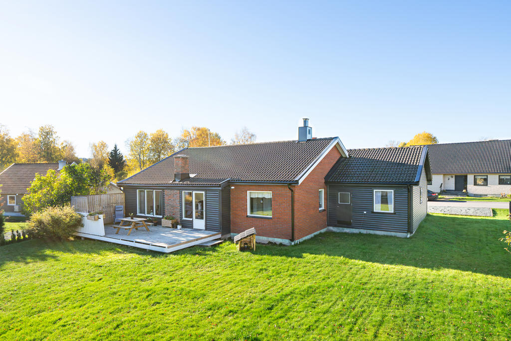 Öppen och lättskött trädgård.
