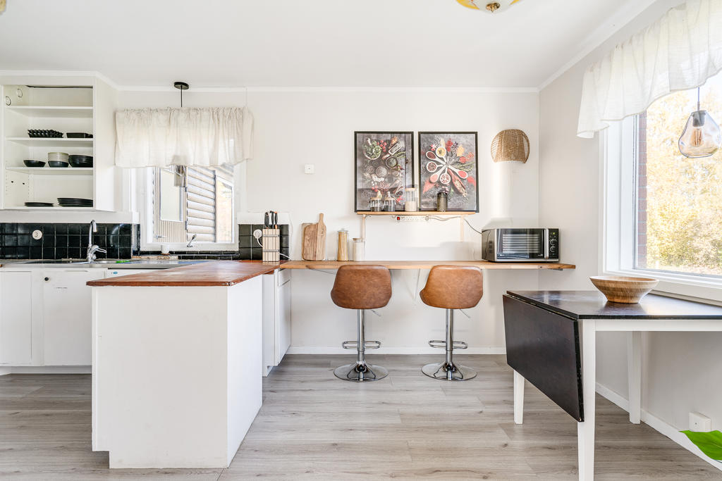 Praktiskt kök med plats för separat matgrupp.