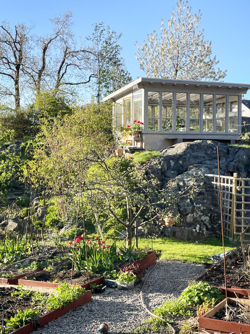 För den som är trädgårdsintresserad finns förutsättningar att odla en stor del av sommarens grönsaker. Från tidig vår till sen höst blommar perenner, buskar och träd som skapar en helt insynsskyddad lummig lantlig känsla.