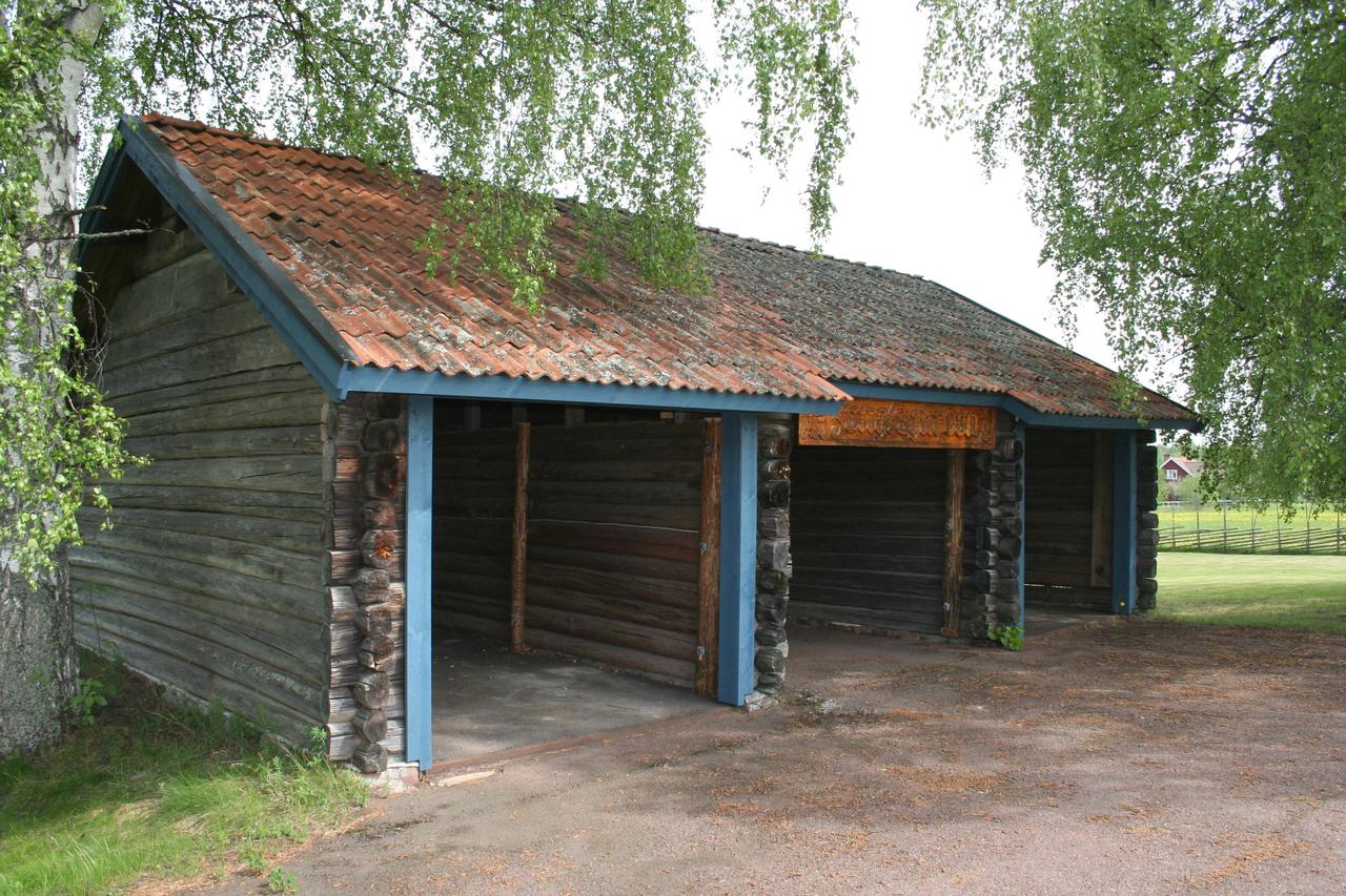 Carportplatser samt infart via lider (mitten)