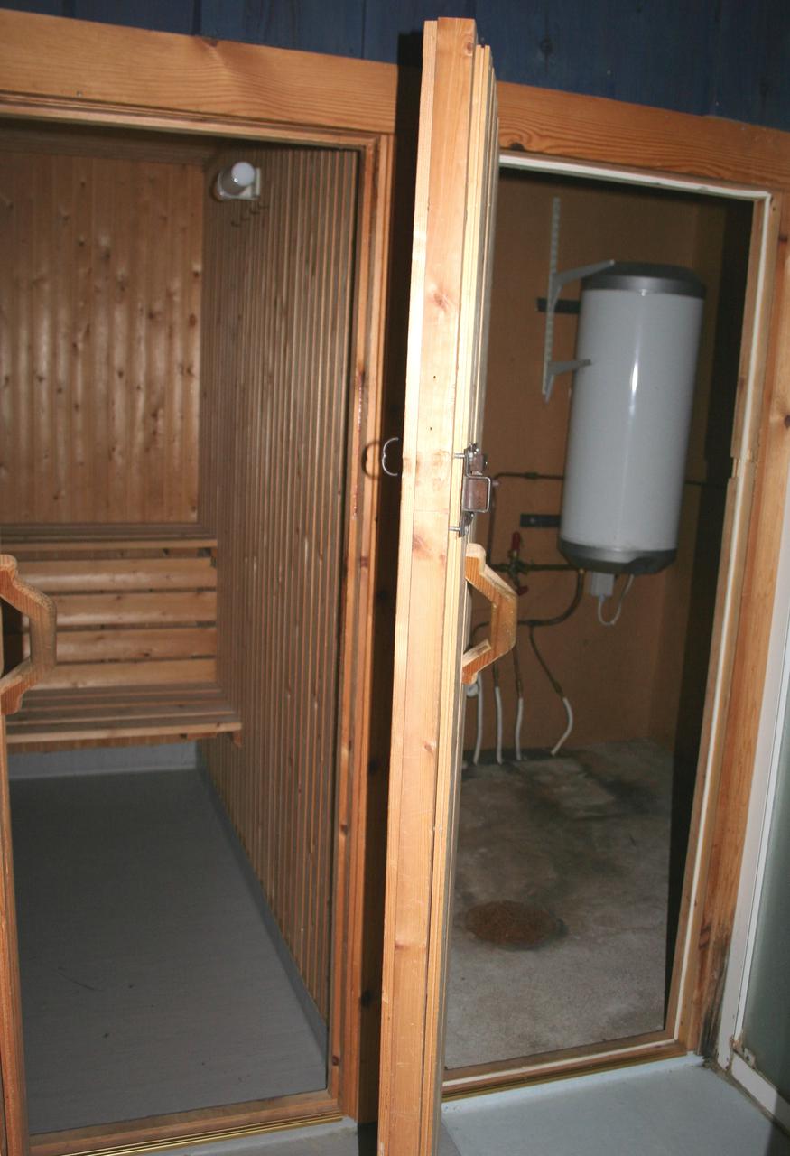 Bastu (vänster), apparatrum (höger)