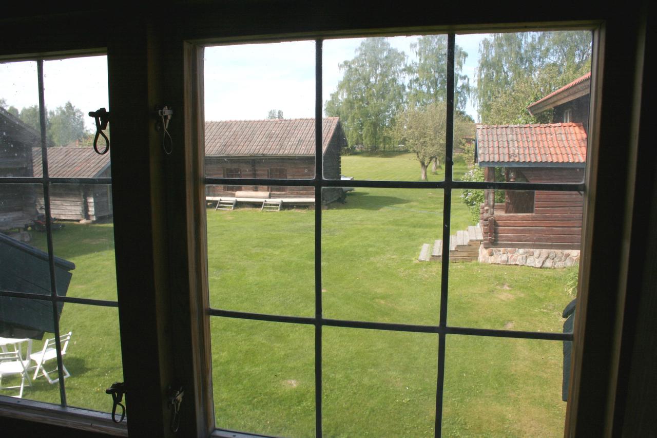 Vy mot gårdstunet från sovloftet
