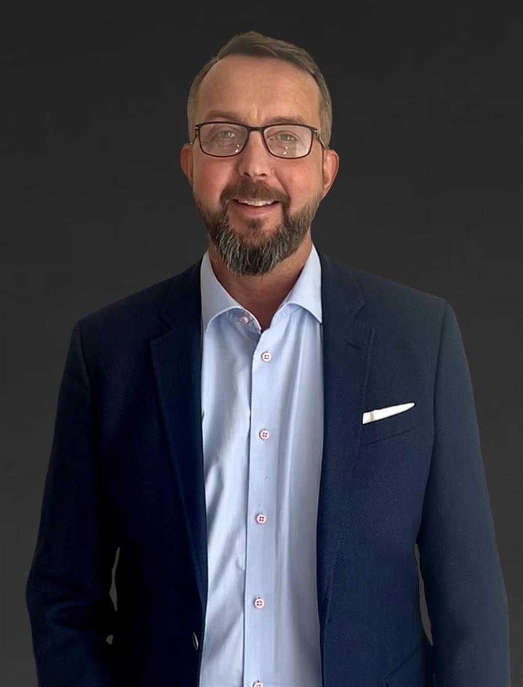 Mattias J Vallgårda, Mäklare Svensk Fastighetsförmedling