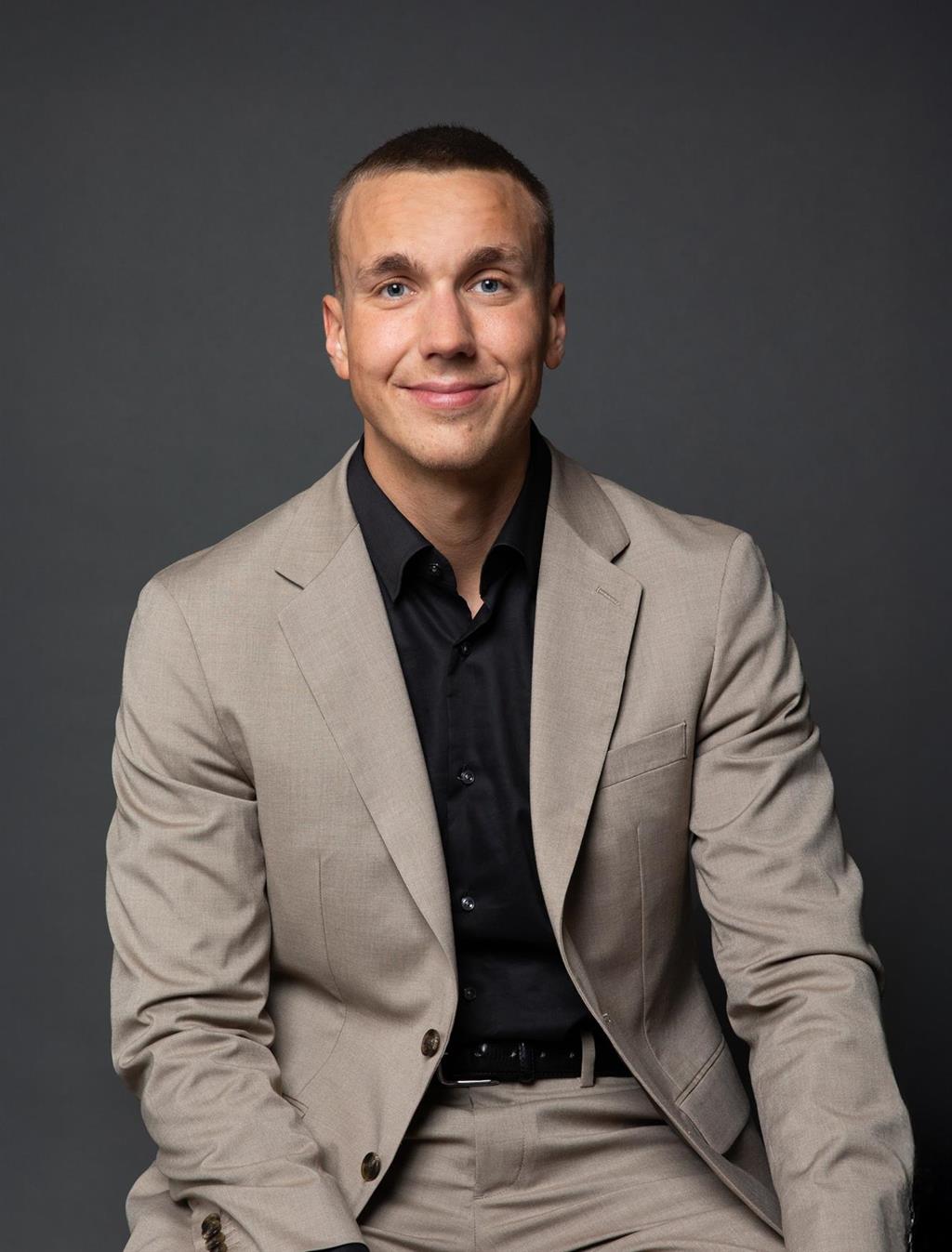Alexander Vallgren, Mäklare Svensk Fastighetsförmedling