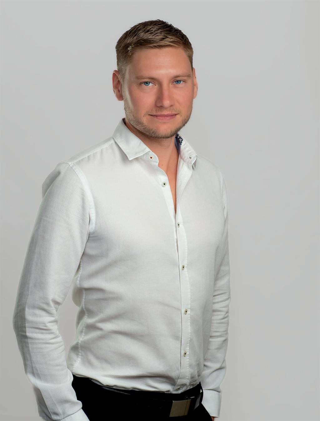 Carl Guillermo Gimenez Andersson, Mäklare Svensk Fastighetsförmedling