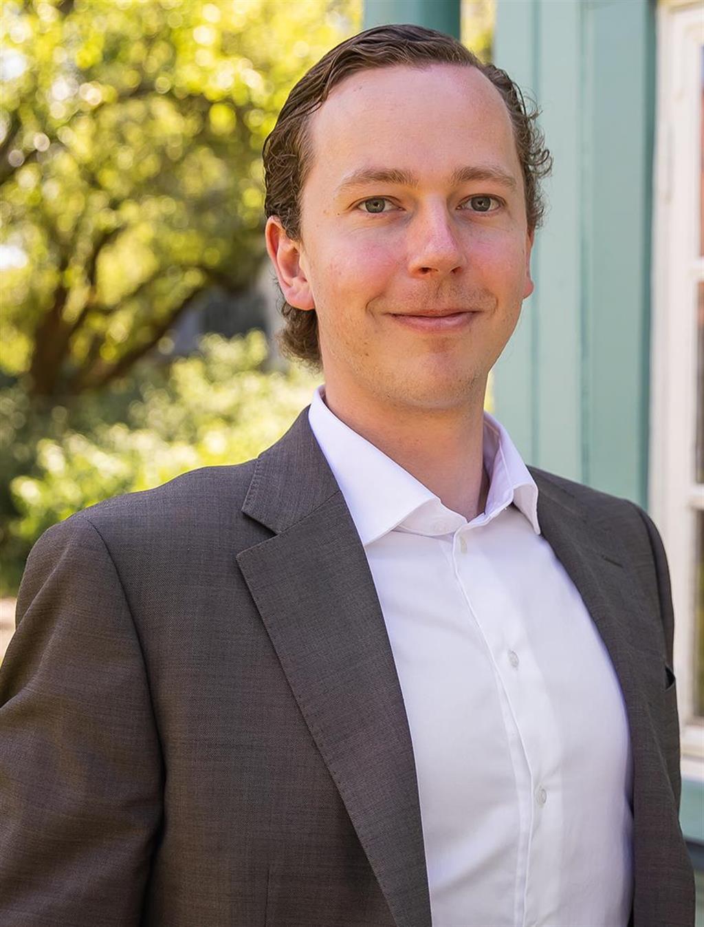 Simon Entian, Mäklare Svensk Fastighetsförmedling