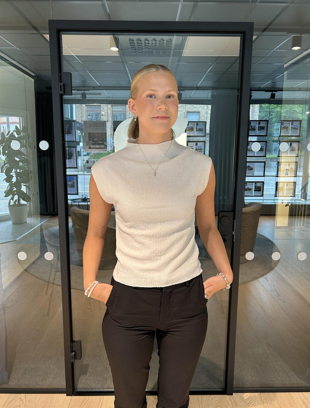 Mira Magnusson, Mäklare Svensk Fastighetsförmedling
